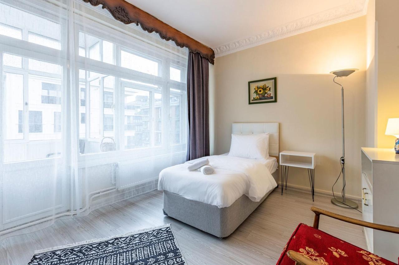 Charming Apartment Surrounded By Vibrant Attractions In Kadikoy Isztambul Kültér fotó