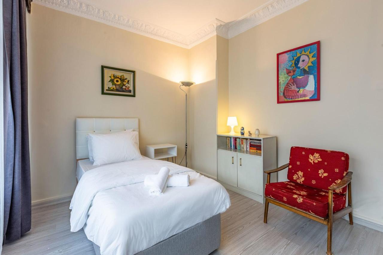 Charming Apartment Surrounded By Vibrant Attractions In Kadikoy Isztambul Kültér fotó